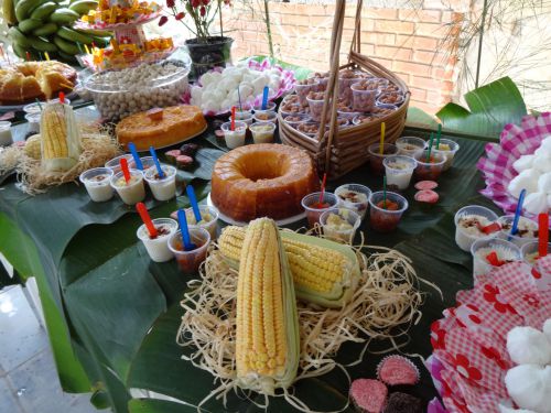 フェスタジュニーナでトウモロコシやピーナツの甘いお菓子が並ぶスタンド