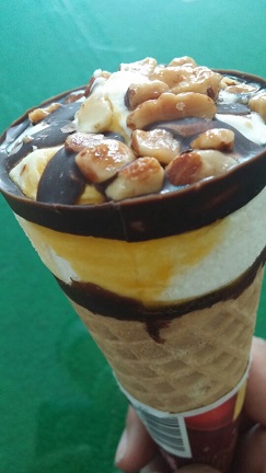 コンビニで買ったマンゴー入りのアイスクリーム