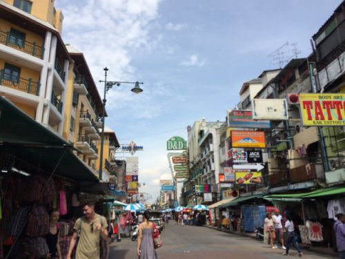 今の季節は暑いので、夜のほうが圧倒的に賑やかです