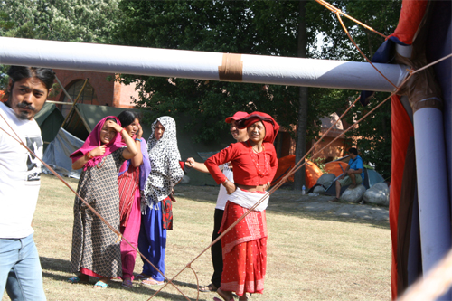 周辺の避難民も興味深かげに見学にやって来ました。