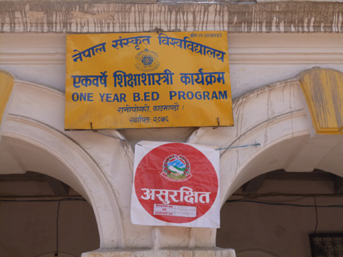 深刻な被害を受けた学校。赤「安全でない」