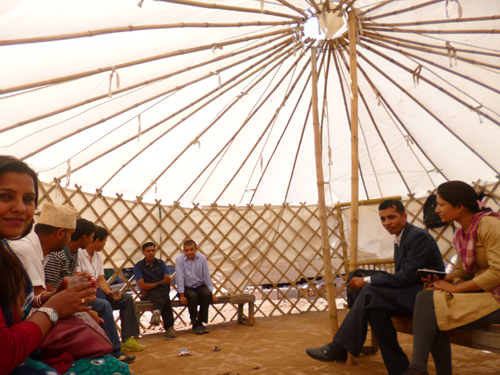 学校再開に生徒も先生も喜んでいます。