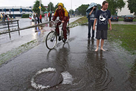 これも、夏の風物詩（？）。雨の降りすぎで、あちこち水だらけ。