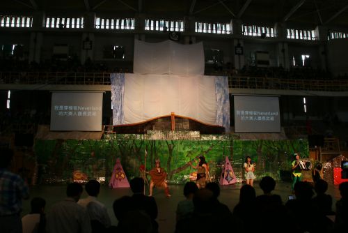 酋長同士（真ん中の2人）のケンカ