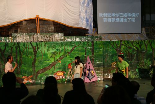 警備のおじさん（左端）登場