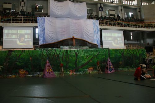 3人でパズルのメッセージを読みます