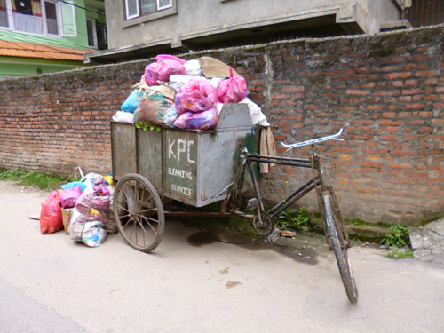 袋に入れてだしますが、荷台にゴミ箱をひっくり返してゴミだけを出して行く家庭もあり。