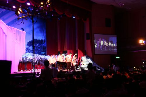 入場する卒業生