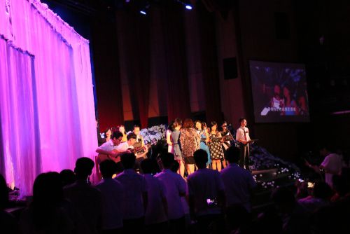 3年生の担任の先生がステージに集結