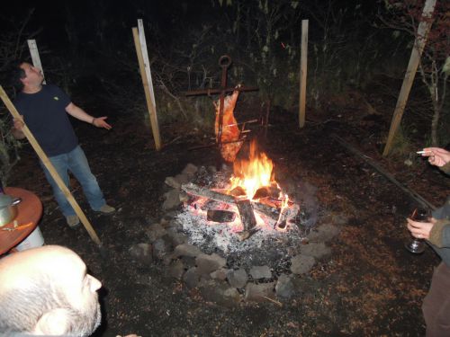 羊を丸焼きにして豪快に焼くのがパタゴニア流のバーベキュー