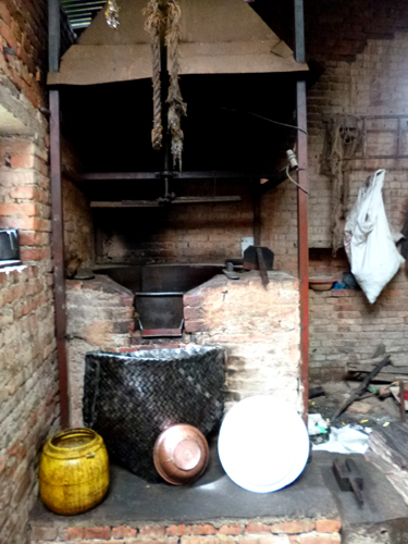 レンガのかまどに薪をくべて種を炒ります。