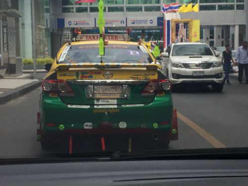 蛍光色のペットボトルをフル活用したデコタクシー