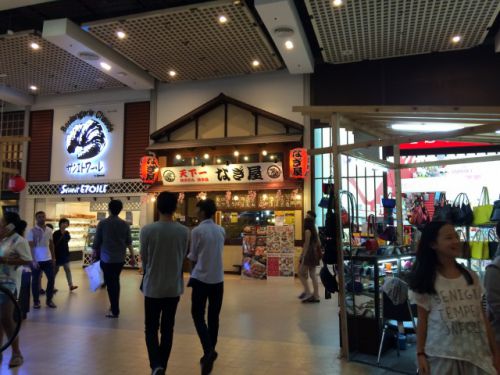 スカイトレインの駅から直結している便利なSC