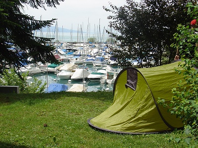 湖のほとりにテントを張ってキャンプを楽しむファミリーも……。