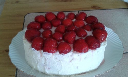 国産イチゴをふんだんにつかった手作りケーキ