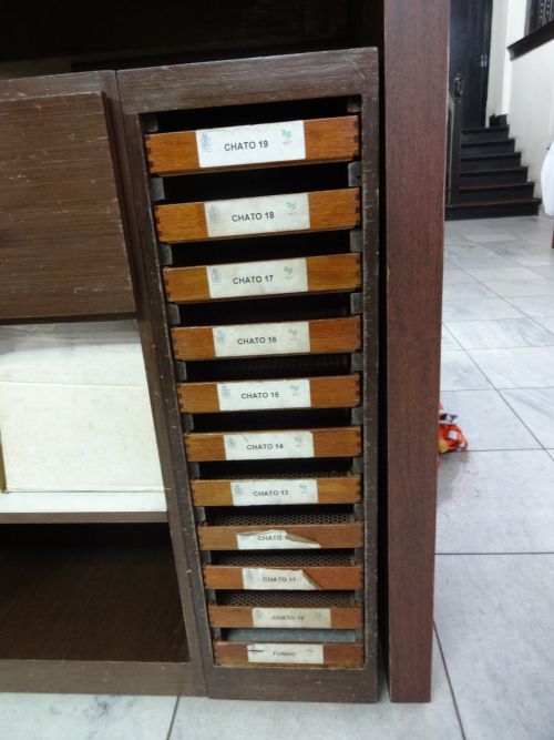 鑑定時に平豆を10段階の大きさに選別してきたふるいの箱