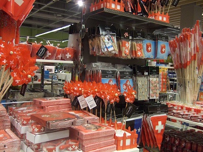 風車や国旗のデコレーション、提灯などあらゆるものがスイスカラー（赤＆白）。