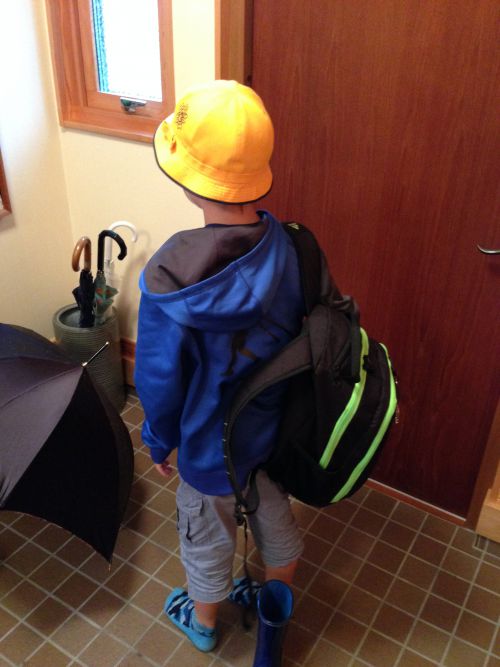 帰宅直後の息子。アメリカでの通学に使用しているリュックサックがランドセル代わり。アメリカでは私が車で送り迎えしているので、一人で通学するのも日本ならでは。通学路で迷子にならないか、始めは親のほうがヒヤヒヤしました。