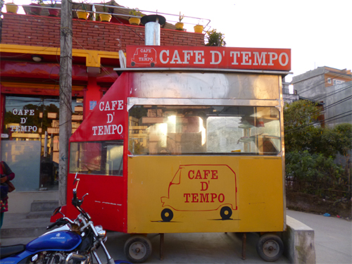 三輪というか、よく見ると5輪車でした。