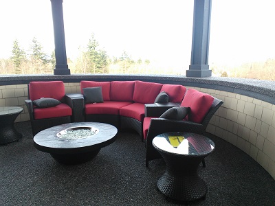 バルコニーにもクッションやテーブルもオシャレなものを置いてくつろぎの空間に