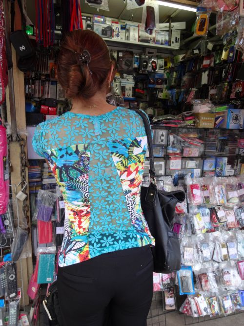 背中も下着も透けて見えるデザインの服を着た女性