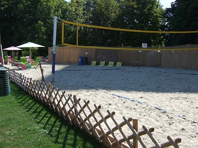 人工砂浜には、ビーチバレー用のコートも完備！