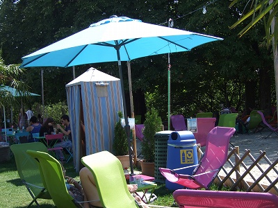 水辺がないからか、日中はあまり人の姿がないのですが、それでものんびり一人でリラックスする人、数人でお喋りしつつドリンクを楽しむ人を見かけます。