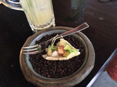 ホテルに到着後はディナーに直行　まずは前菜から