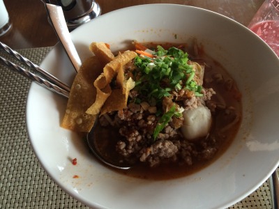 トムヤムヌードル。トッピングは好きなものを選べます