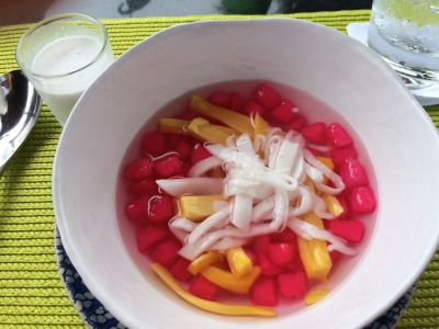 タプティムクローブ。小瓶のココナッツミルクをかけていただきます