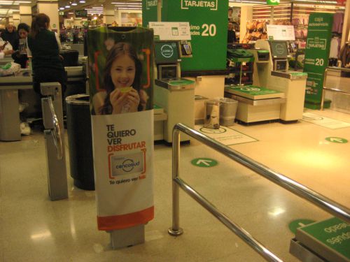 スーパーやデパートではあちこちでカードの勧誘が盛ん！