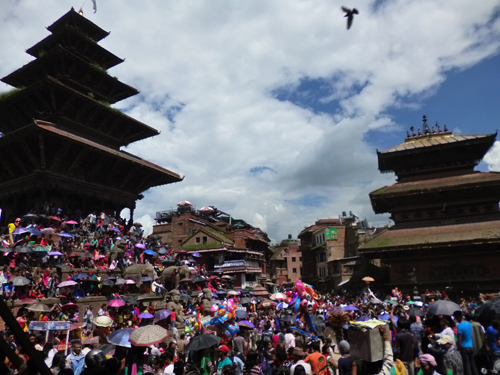 広場に集まる見物客の山！