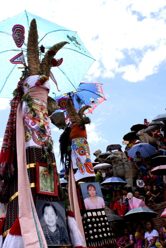 遺影を掲げた牛の輿には角もあります。