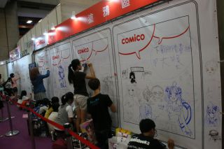 気合の入った落書きをする若者