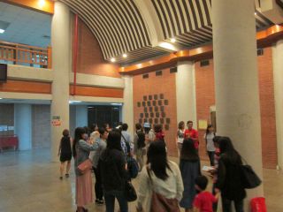 四個朋友が観客の前に登場