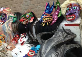 ずらりと並べられたお面、迫力あります。