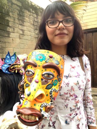 お面と作者。その対比もおもしろい。