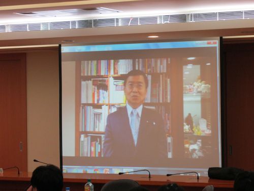 映像であいさつを行なう代表の李永然（リー・ヨンラン）弁護士