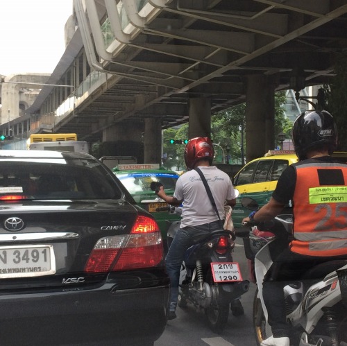 エラワン前はこの通りの忙しさ