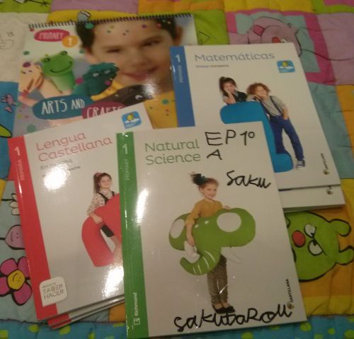 学期ごとに使い切る教科書への保護シートは任意で。わたしはギブアップしましたが耐久性が増すのでしている保護者多々でした。