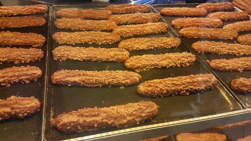 ショーウィンドーにならぶシュー。