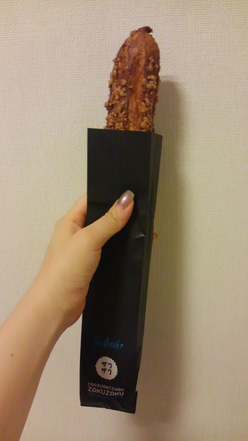 ひとつひとつ、黒い紙袋に入れてくれます。これは袋から出したところ。