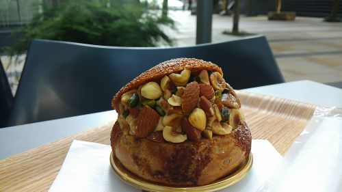 ナッツもりもり。目を引くシュークリーム。