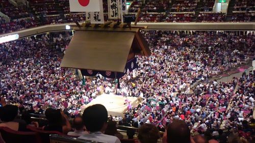 人、人、人の国技館内。盛り上がります！