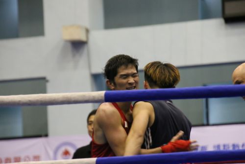 男子バンタム級の試合終了後、　左が森坂嵐（もりさか　あらし、東京農業大学）