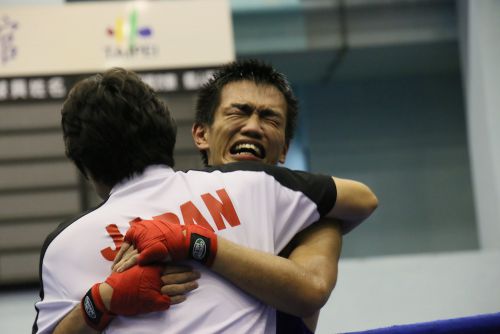 コーチと抱擁を交わし、安堵の表情を浮かべる秋山佑汰（東洋大学）