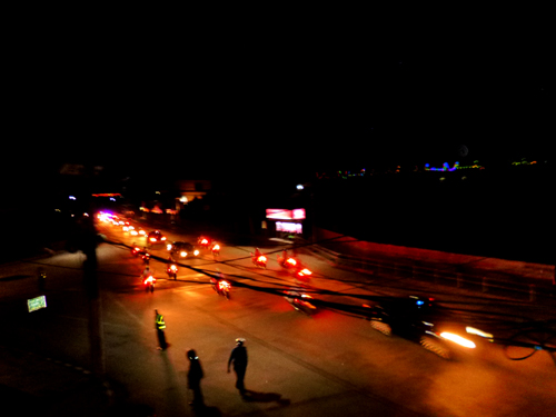 厳戒態勢の中を走る大統領や首相の車列