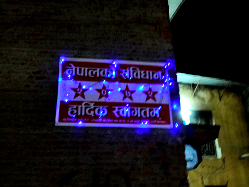 新憲法を祝うバナーもあちこちに