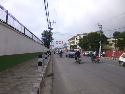 どこにあるのか存在感がない。離れたところからは全く読み取れません。