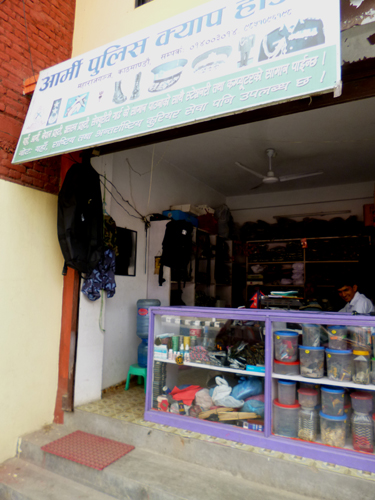 一般商店同様の店構え。